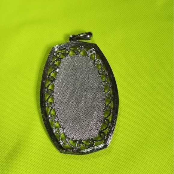 Silvertone diamond cut leaf 🍃 pattern pendant 2 inch long x 1 1/2 inch wide - Picture 2 of 5